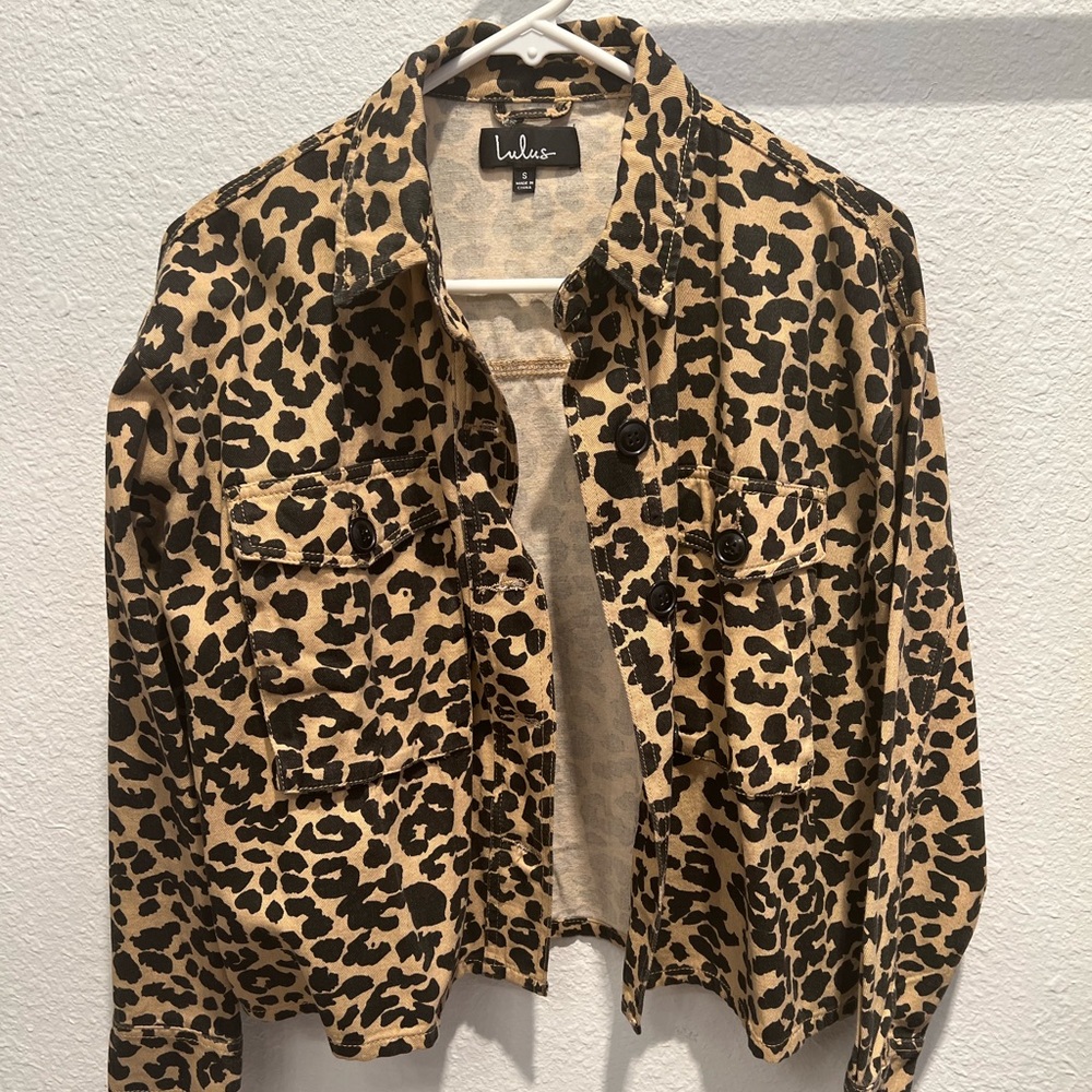 Lulu’s Beige Leopard print denim jacket size small